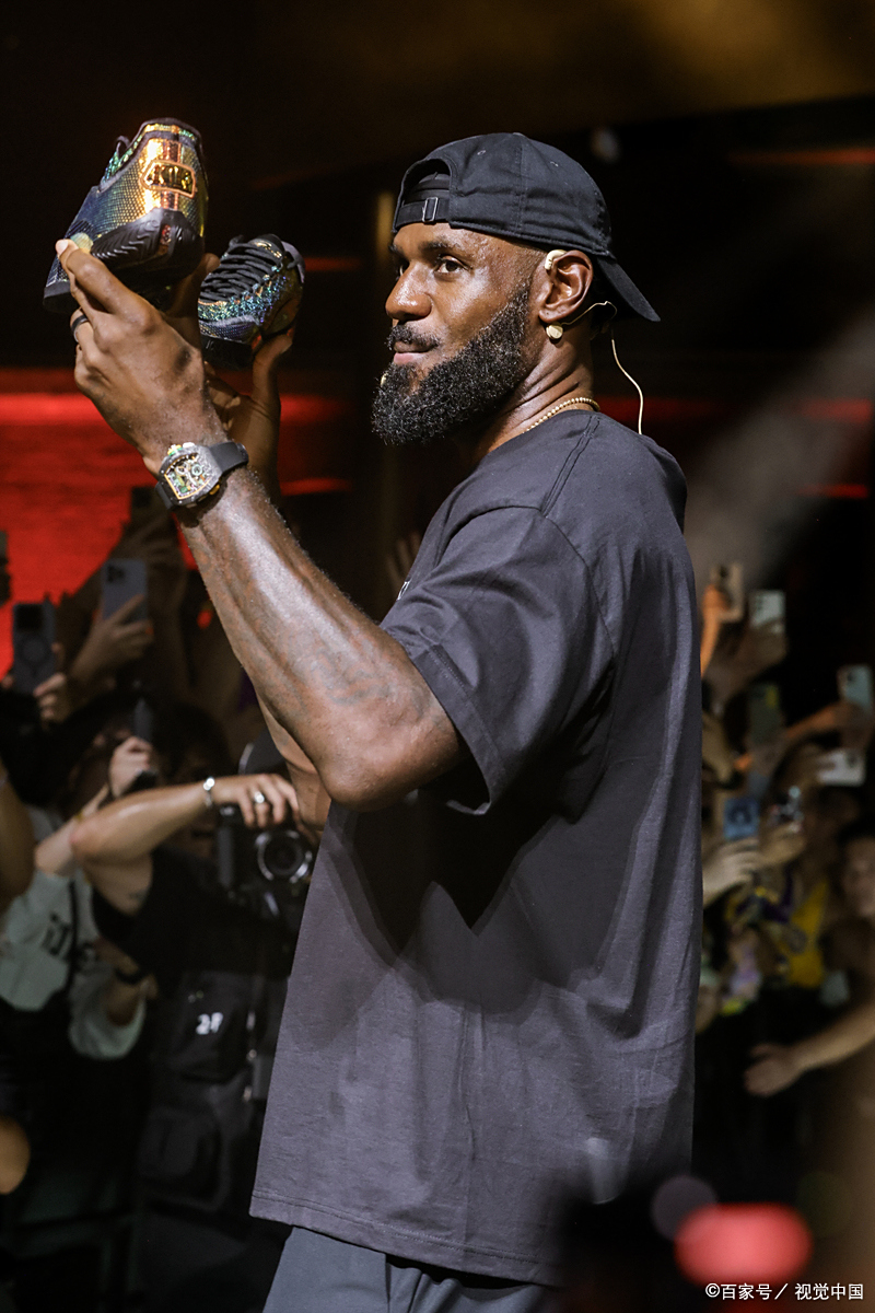 开云-关于詹姆斯回归赛场，问鼎冠军首场状态亮眼，快船观众沸腾！的信息